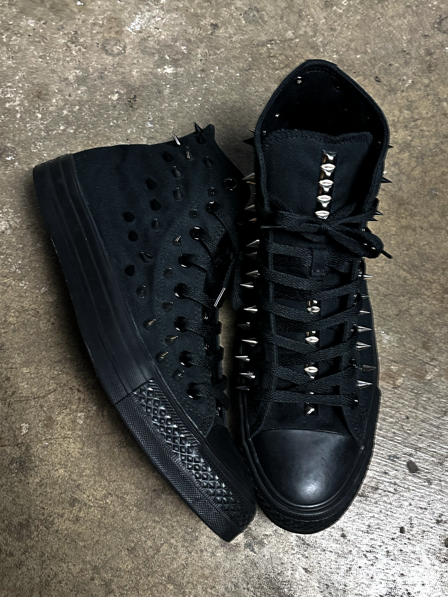 BLACK SPIKE STUDDED CONVERSE SIZE 11