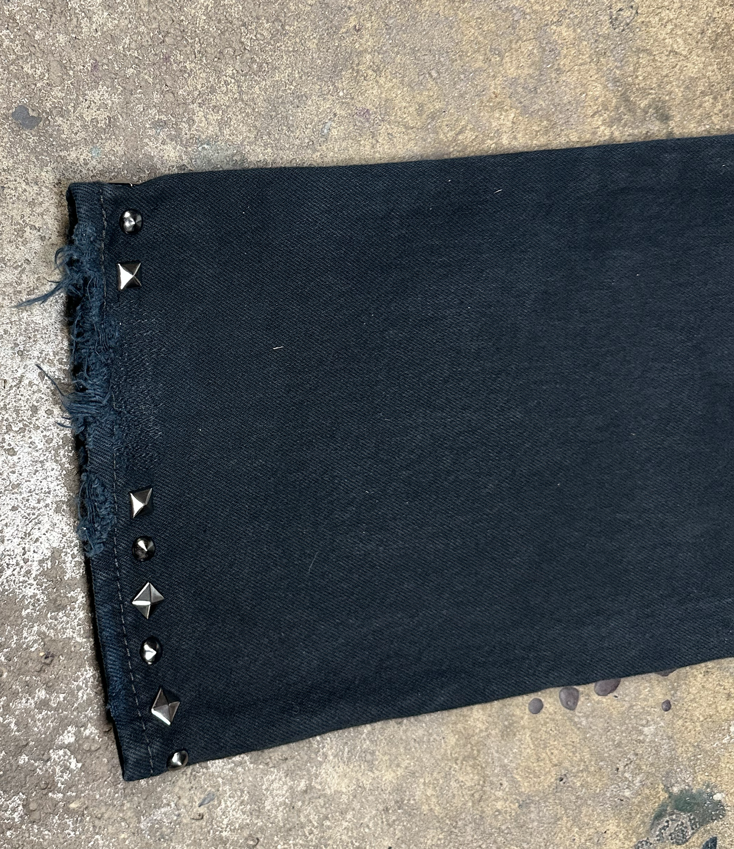 34 X 32 : THRASHED AND REPAIRED DENIM