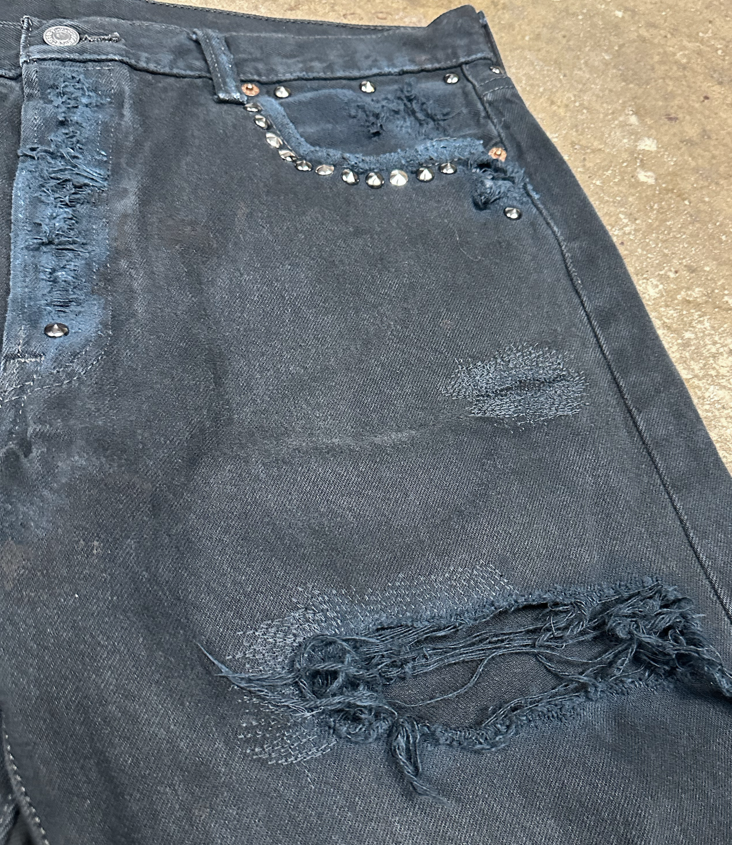 34 X 32 : THRASHED AND REPAIRED DENIM