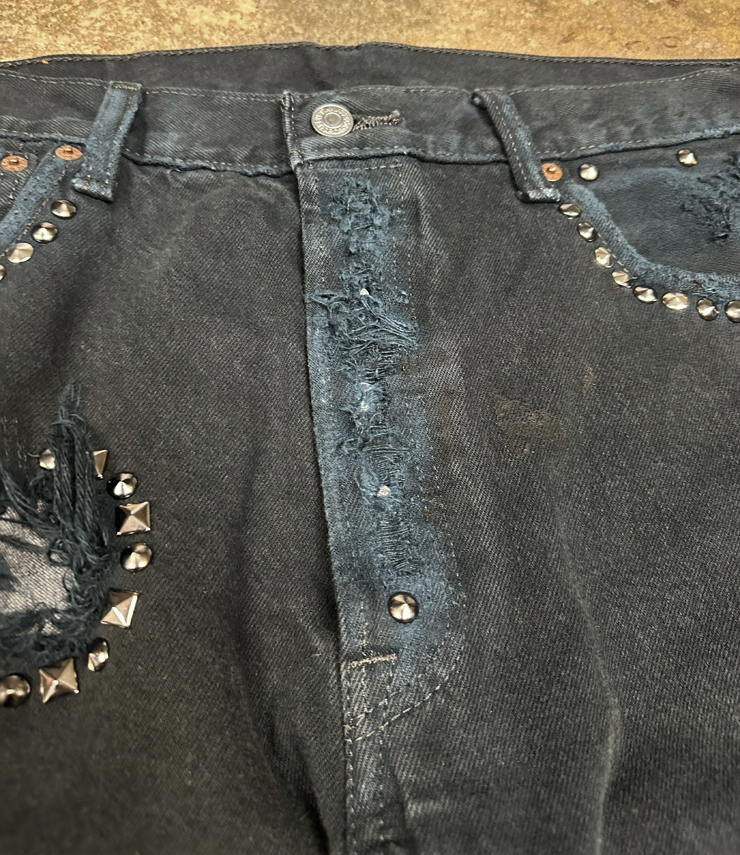34 X 32 : THRASHED AND REPAIRED DENIM