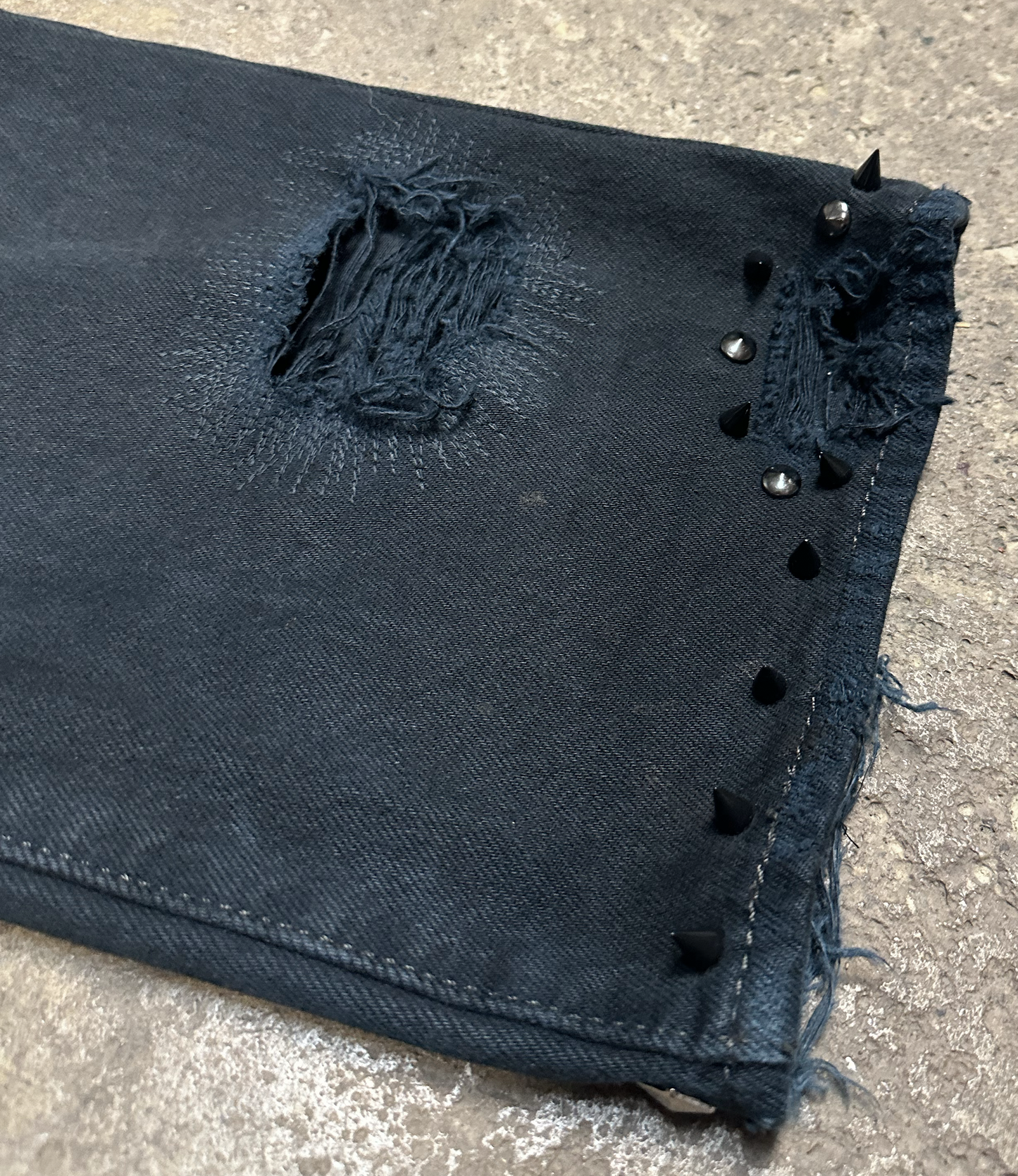 34 X 32 : THRASHED AND REPAIRED DENIM