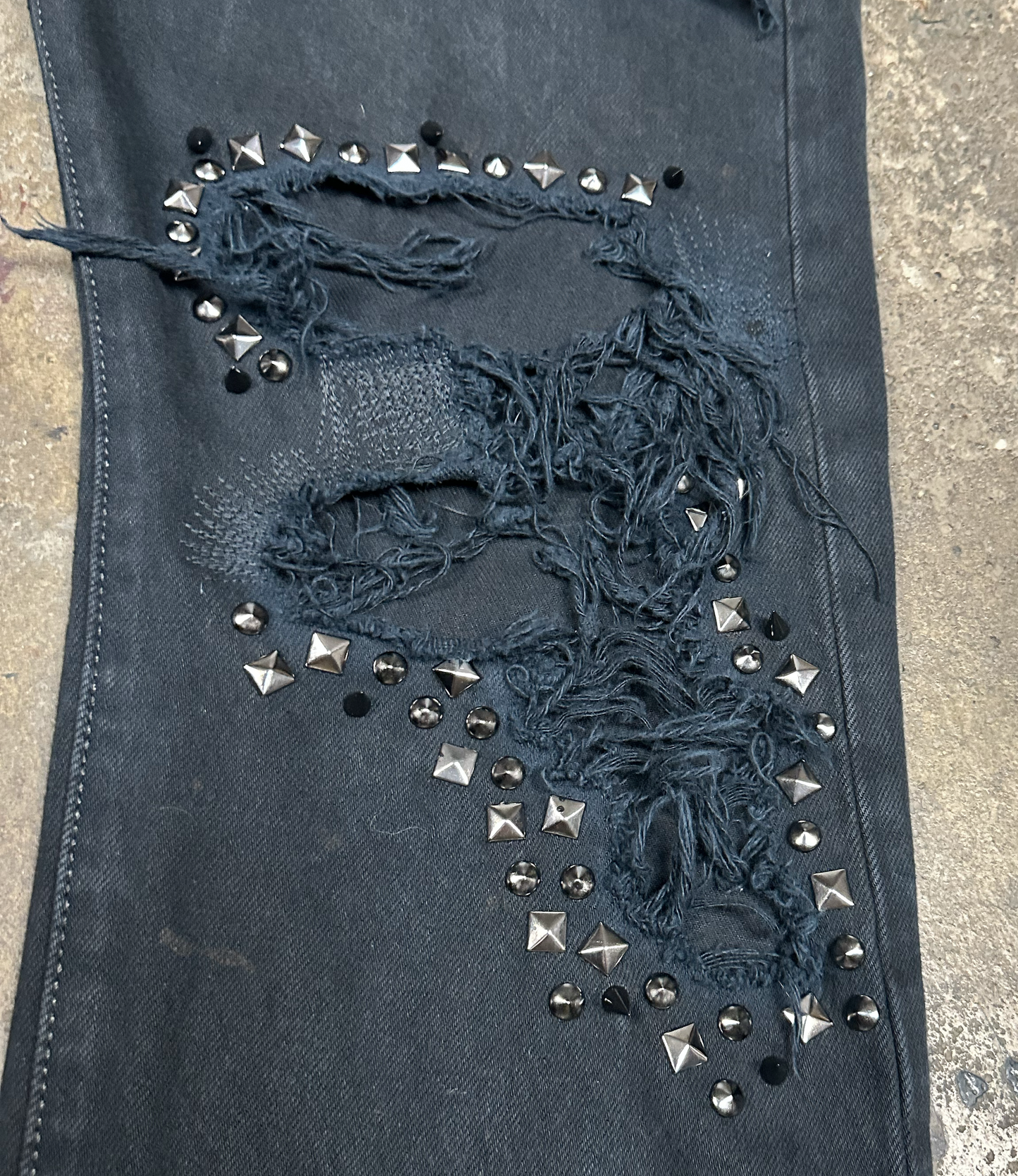 34 X 32 : THRASHED AND REPAIRED DENIM