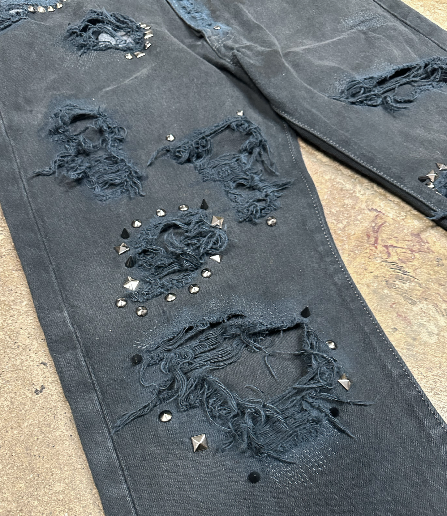 34 X 32 : THRASHED AND REPAIRED DENIM