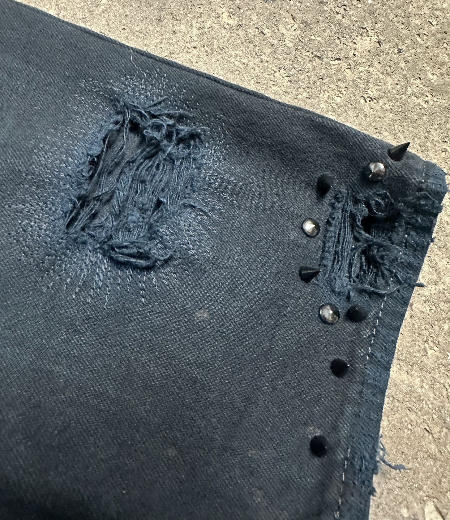 34 X 32 : THRASHED AND REPAIRED DENIM